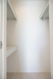 ■ウォークインクローゼット■枕棚・ハンガーパイプを配したウォークインクローゼットは多角的に収納可能で荷物の整理も便利です♪