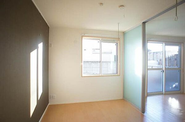 画像5:【南洋室】4．8帖の広さ。大きな窓が付いていて明るい空間です。寝室や子供部屋etc様々な用途にどうぞご利用ください♪冷暖房もついてますよ◎