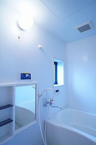 画像8:【浴室】浴室にはミラーキャビネットが付いています♪　キャビネットには小物を置ける棚も設置されています♪　小窓付きで採光の他換気も可能です☆