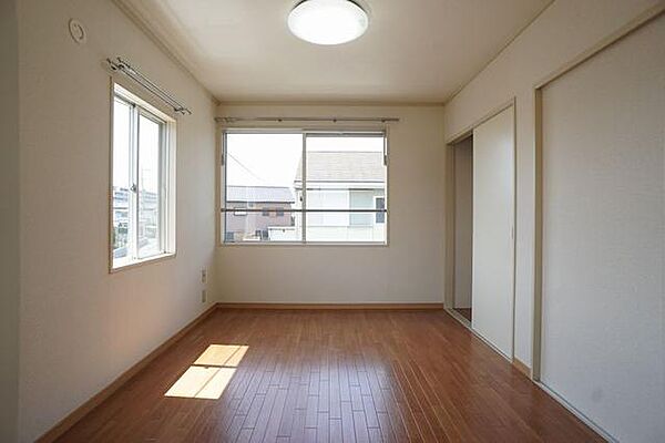 画像6:天井ＬＥＤ照明付き、2部屋目の洋室です。角部屋なので、窓が2方向にあります。