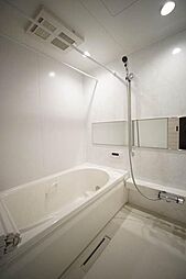 【バスルーム】浴室暖房換気乾燥機付きのバスルーム。サーモスタット水栓、スライドシャワーバーなど快適装備が充実。