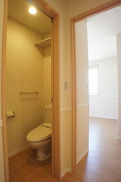 画像10:【トイレ】多機能付き洗浄便座です。上部には収納棚がございます。