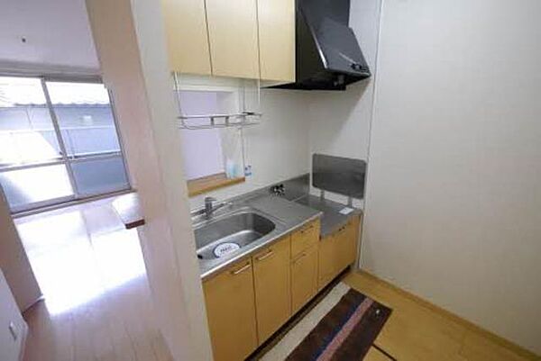 画像11:キッチンには換気もできる窓が付いています♪一人暮らしには十分なキッチンサイズです♪