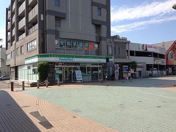 ファミリーマート秋川駅前店 604m