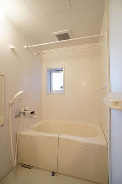 画像8:☆浴室☆追焚給湯付きの浴室です。上部の物干しざお、小窓付き。