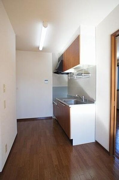 画像4:【キッチン】吊り戸棚が付いた壁付キッチン。水切り棚もあり、有効的に空間を利用できる機能性の高いキッチン♪