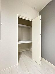 洋室にあるウォークインクローゼット以外の収納です。