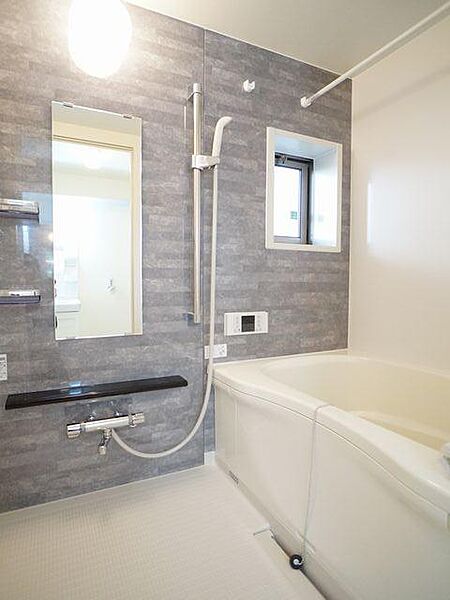 画像14:【浴室】1日の疲れをとるお風呂は壁の一面だけ色を変えてアクセントをつけています。