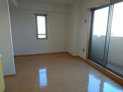 ラヴィユールーズ 1階1Kのリビング/ダイニング