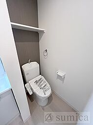 人気アイテムの温水洗浄便座。清潔感のあるトイレです。