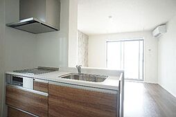 対面式キッチンを採用。キッチンからリビング全体を見渡すことができます。
