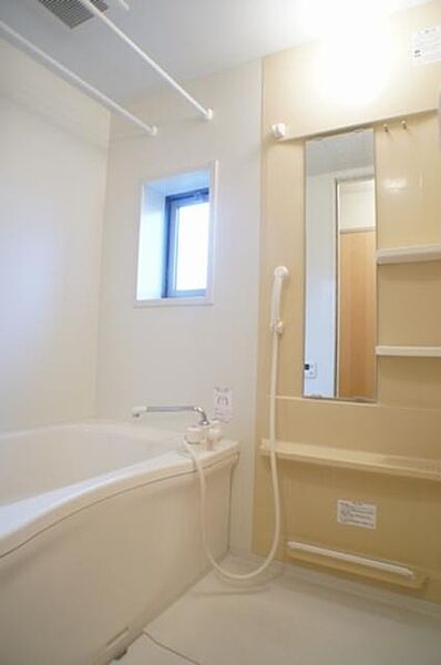画像13:小窓のある明るい浴室は換気しやすくいつでも清潔！もちろん追い焚き機能付き♪