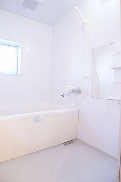 画像7:換気と採光を考慮した小窓があって明るく清潔感あるバスルームは、沸かし直しができる追焚給湯機能付き♪