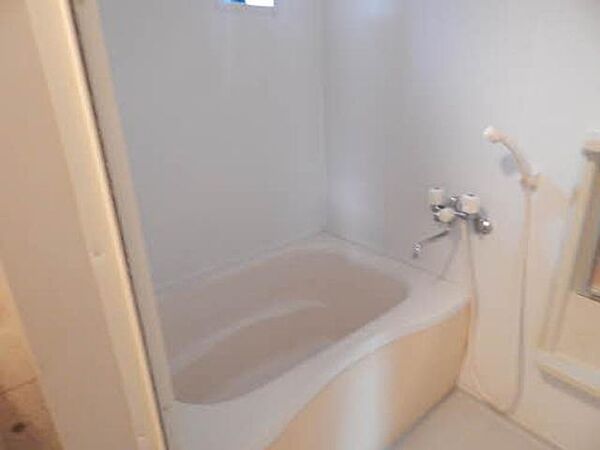 画像3:浴室には小窓があり換気に便利です！