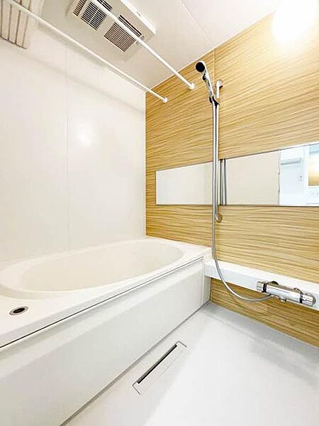 画像9:【浴室】1318サイズの浴室は、洗い場もしっかり確保できているので、立ったり座ったりの浴室内動作も、スムーズです。花粉シーズンや梅雨にも大活躍の浴室乾燥機付きです