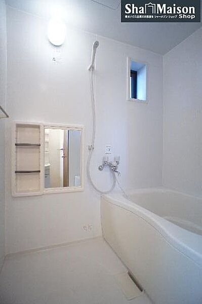 画像7:■浴室■　換気と採光を考慮した小窓があって明るく清潔感あるバスルーム。