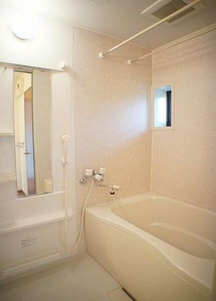 画像14:追い焚き機能付きの浴室です！！壁には物を置く棚とミラーがついております！！
