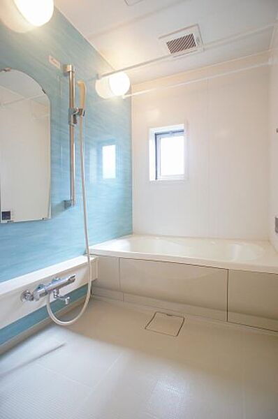 画像8:【浴室】大きな鏡♪シャワーヘッドは上下に高さ調節可能です★