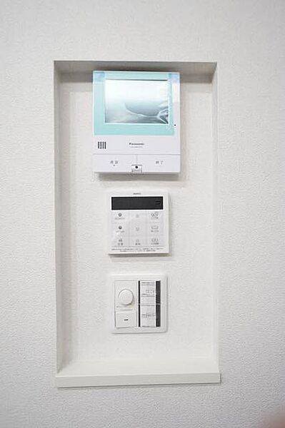 画像12:■ニッチ棚■ＬＤＫに設置したニッチ棚。カラーモニター付きドアホン・給湯器リモコン・照明スイッチをまとめて、お部屋をすっきりとした印象に仕上げました。