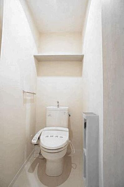 画像11:☆トイレ☆人気の暖房洗浄便座機能付きトイレです♪上部には収納棚も設置