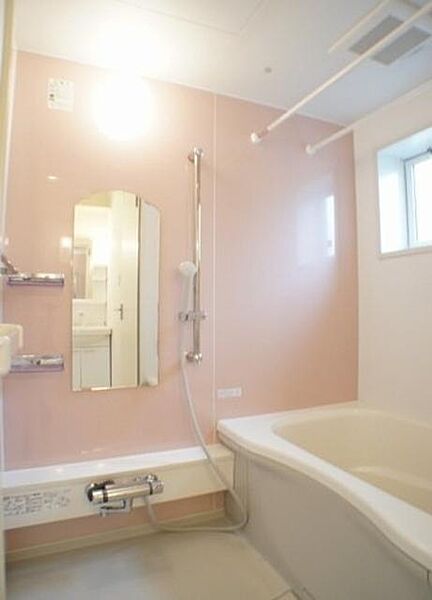 サーモスタット水栓・可動式シャワー立て・カウンター付と使い勝手のいい浴室！アクセントでカラー壁面を採用しています♪