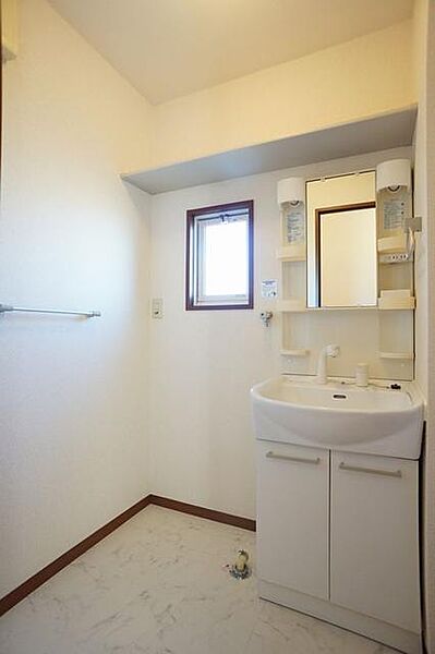 画像10:★シャワー水栓がポップアップする洗髪洗面台が付いています。上部の棚付きで収納量アップ！