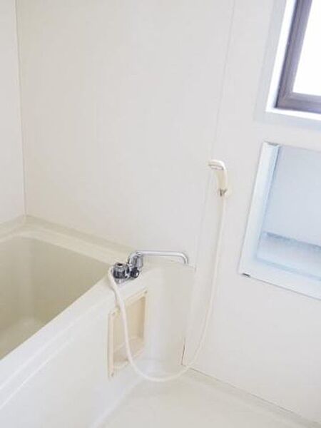 浴室：お風呂も小窓付き