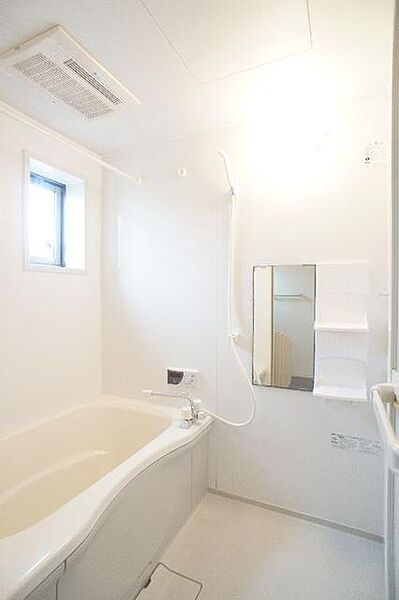 画像8:【浴室】換気と採光を考慮した小窓があります。沸かし直しができて経済的な追焚給湯機能付き♪