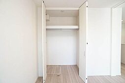 【5．5帖洋室】天井まで高さのある収納スペース♪