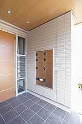 エントランスには宅配ＢＯＸを設置。いつでも荷物の受け取りが出来るので便利ですよ。