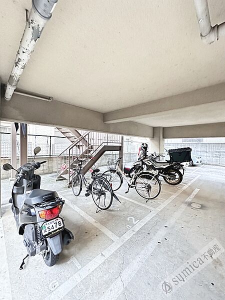 その他画像：バイクもゆったり駐輪いただけます。