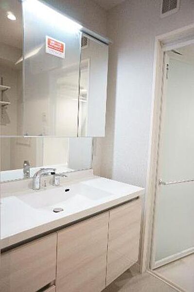 画像9:洗面室　3面鏡仕様、高級感のある化粧台です。