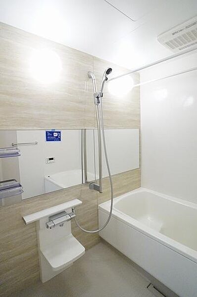 画像9:お風呂は嬉しい1坪タイプの追焚給湯・浴室乾燥機付きです。スライドシャワーが利便性にさらにプラス。アクセントを添える壁面パネルなど、まさに癒しの空間です。
