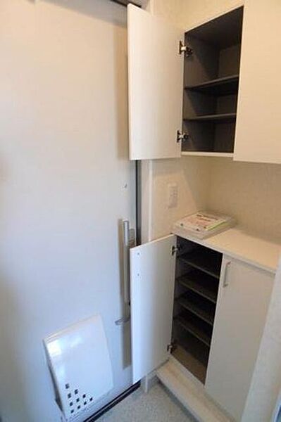 画像16:【玄関】シューズBOXは可動式の棚になっており、収納するものの高さに合わせて調整できます◎※同物件の202号室の写真となります。実際の部屋と異なる場合がございます。