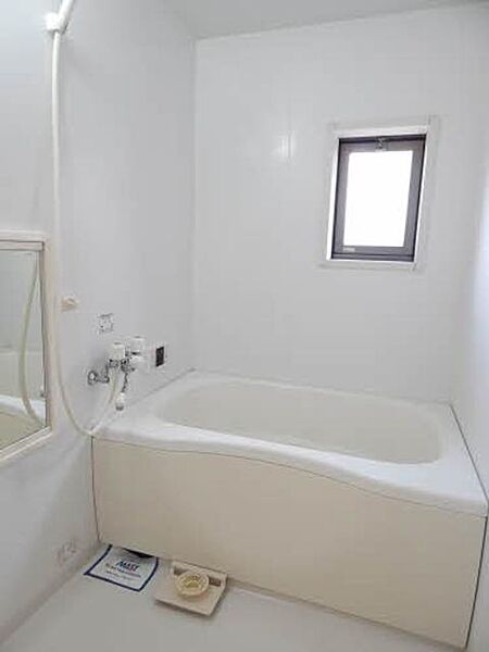 画像16:清潔な印象の機能的な浴室。小窓も付いていますので、換気に便利です。