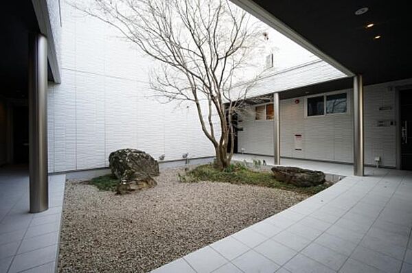 画像4:【中庭】1Ｆの廊下を囲んで中庭が設けられております。