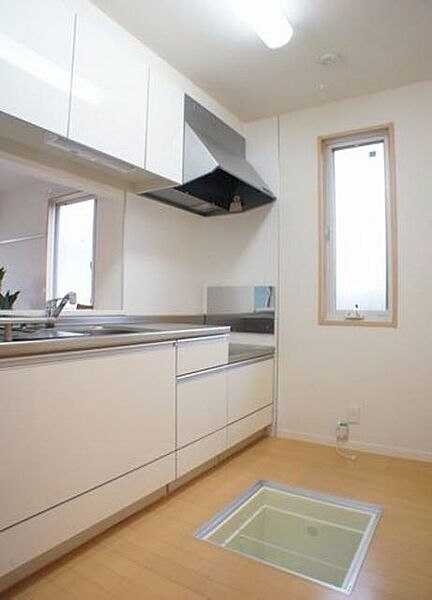 画像6:清潔感のある白色のキッチンは収納が充実しています！足元には床下収納も◎