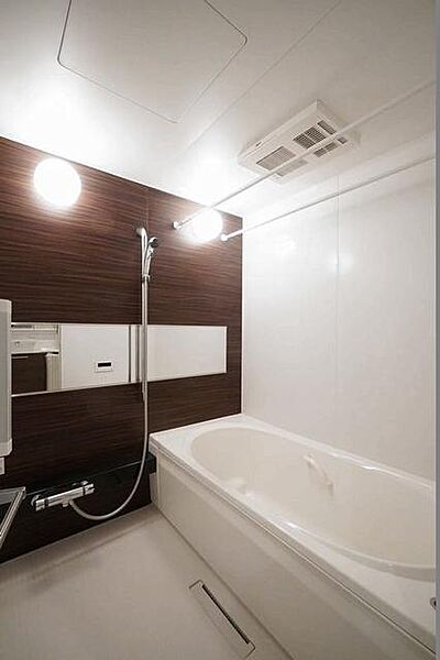 画像16:【バスルーム】浴室暖房乾燥機、ワンストップシャワー、サーモスタット水栓などの最新設備を整えたゆったりしたユニットバスです。