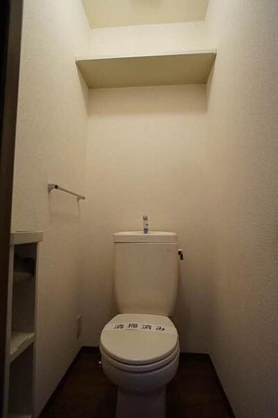 画像10:【トイレ】バス・トイレ別です♪　ツールボックスやタオルハンガーを設置しております♪　扉付きの棚も必須ですね☆