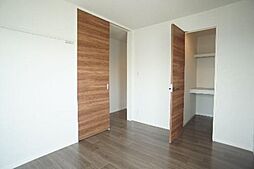 玄関横洋室の収納棚は三段式になっております。