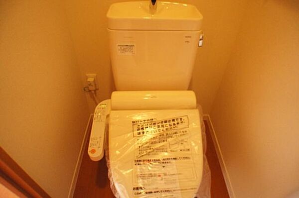 画像15:多機能便座付きの、清潔感あるトイレです☆上にはトイレットペーパーも置ける便利な収納棚があります！