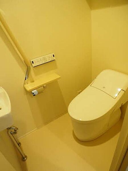 画像19:温水洗浄便座付きのトイレや立ち上がる際につかみやすい角度を付けた手すりもあり、快適な空間になっています☆