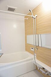 ■浴室■1日の疲れを取るお風呂は壁の一面だけ色を変えてアクセントを付けています☆沸かし直しができて経済的な追焚機能付き☆温度調節可能なサーモスタッド水栓♪シャワーとカランの切替も楽ちんです☆