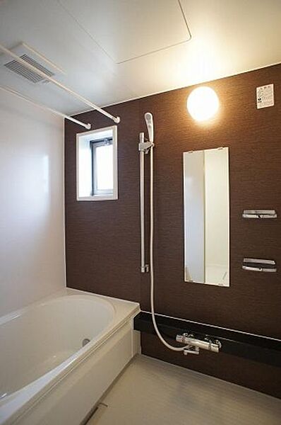 画像9:追い焚き機能付きの浴室です！！温度調節可能なサーモスタット水栓です！！上下に移動が可能なスライドバーです！！
