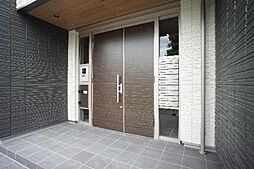 入り口にはオートロック付きの扉を導入。