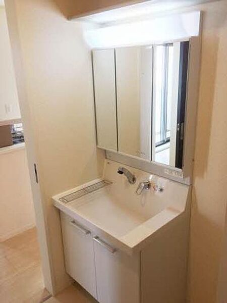画像9:洗面所には、三面鏡型化粧台が付いています♪鏡の裏は収納になっているので、洗面台がスッキリできます♪朝の忙しい時間帯に便利なシャンプードレッサーが付いています♪洗濯機置き場の広さも十分有ります♪