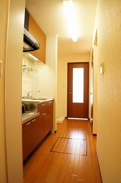 画像6:玄関から見たキッチンスペースです♪上下に収納スペースがあるため、キッチンスペースを綺麗にお使い頂けます♪
