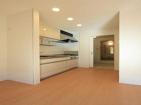 画像4:【キッチン】上下に収納スペースがあるので物が増えても安心ですね！