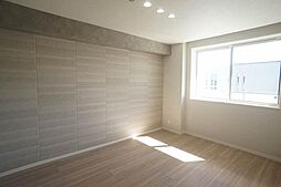 7．3帖の洋室。こちらもアクセントクロスを採用。天井照明はダウンライト。