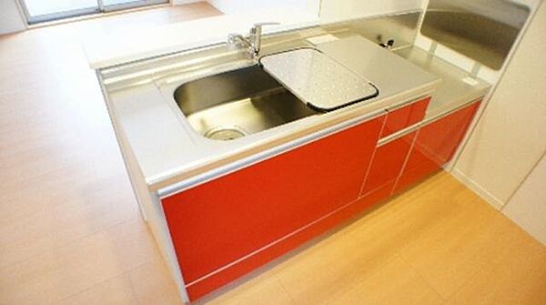 画像3:■キッチン■　赤いフィルムシートが貼られたキッチンはお部屋の雰囲気も合わさりポップで明るい印象に♪